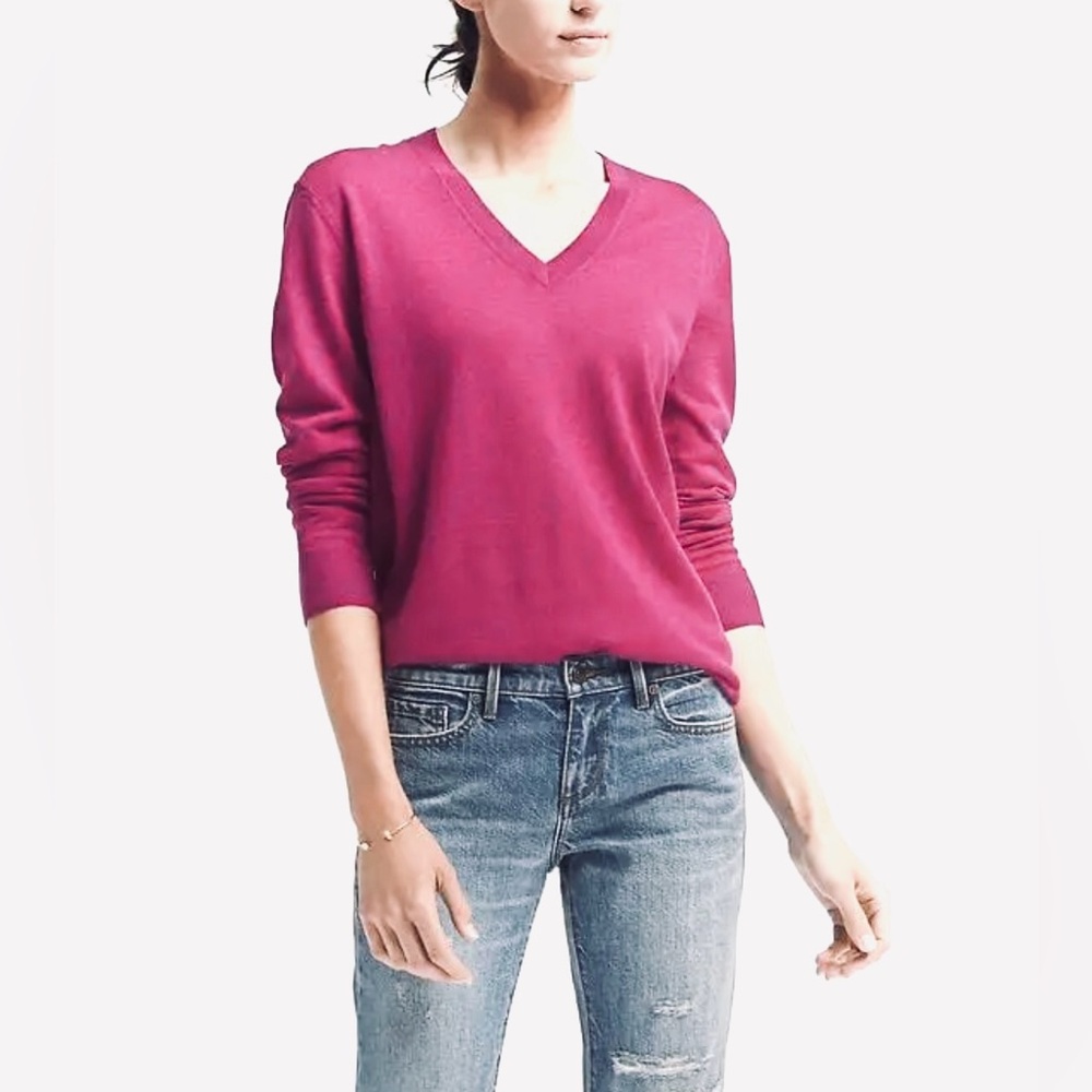 V-neck tunic lightweight sweater • Black, white, or pink, size medium